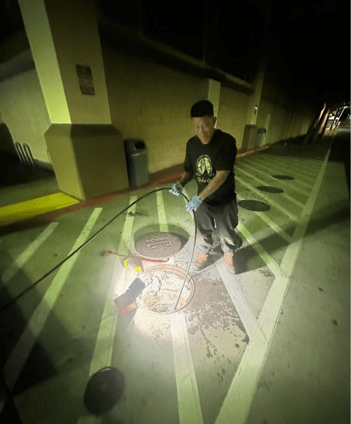 Emergency plumber working after dark on O'ahu — 24/7 emergency plumbing service in Honolulu, Hawaii